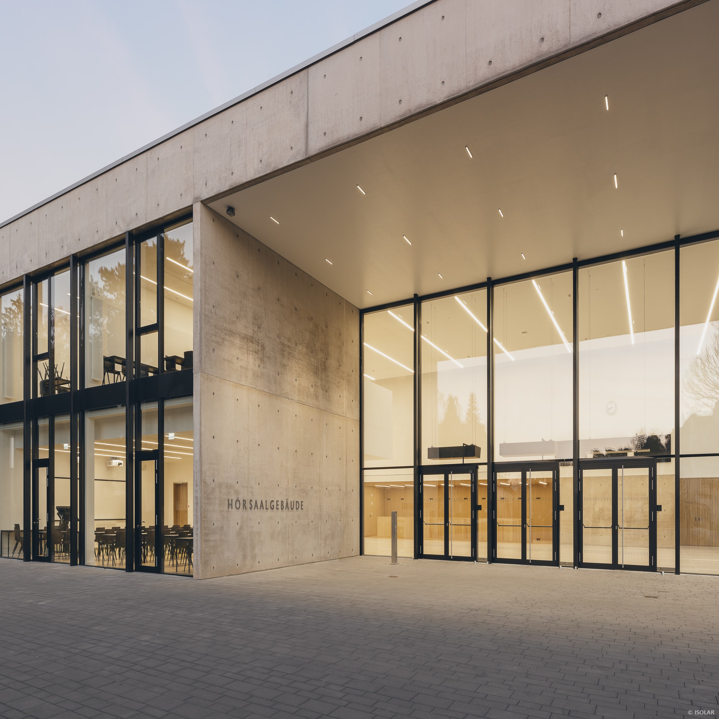Hörsaalgebäude der Universität des Saarlandes auf dem Campus in Homburg